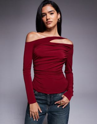 ASOS DESIGN - Geschmeidiges, langärmliges Oberteil in Burgunderrot mit asymmetrischem Schnitt und Zierausschnitt