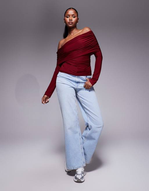 ASOS DESIGN – Geschmeidiges, langärmliges Oberteil in Burgunderrot mit Carmen-Ausschnitt und Drapierung , 2 von 4