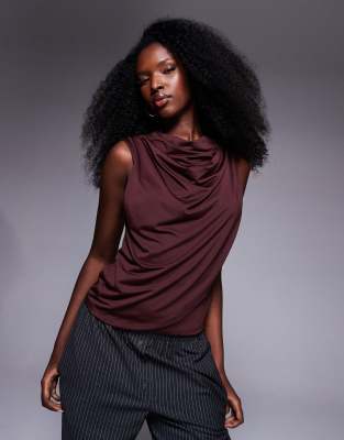 ASOS DESIGN - Geschmeidiges Tanktop in Beerenrot mit Wasserfallausschnitt und drapierter Wickelfront-Lila