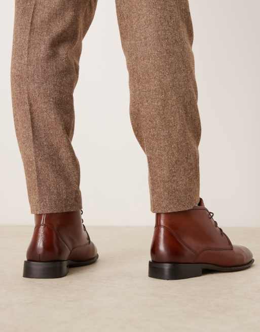 ASOS DESIGN Geschnurte Chukka Stiefel aus Leder in Hellbraun