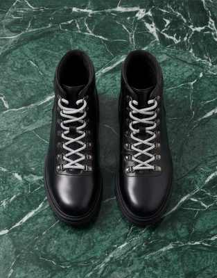 Geschnürte Wanderstiefel in Schwarz mit Profilsohle Schwarz 43