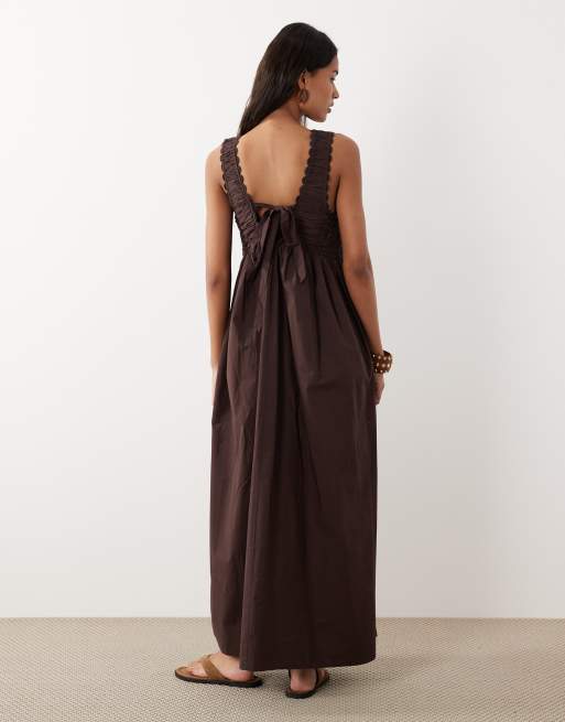 ASOS DESIGN - Geschulpte maxi jurk met V-hals en gestrikte achterkant in chocoladebruin, 3 van 4