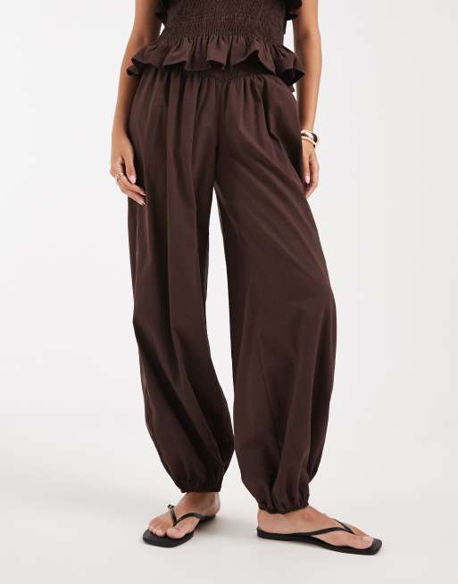 ASOS DESIGN – Gesmokte Ballonhose aus Leinenmix in Schokobraun, Kombiteil, 2 von 5
