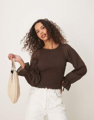 ASOS DESIGN - Gesmokte Baumwoll-Bluse mit Schokobraun