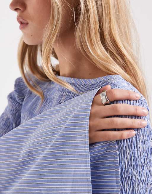 ASOS DESIGN – Gesmokte Bluse in blau gestreift mit langen Ärmeln, 3 von 4