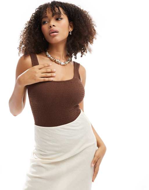 ASOS DESIGN - Gesmokte body met open achterkant in chocoladebruin