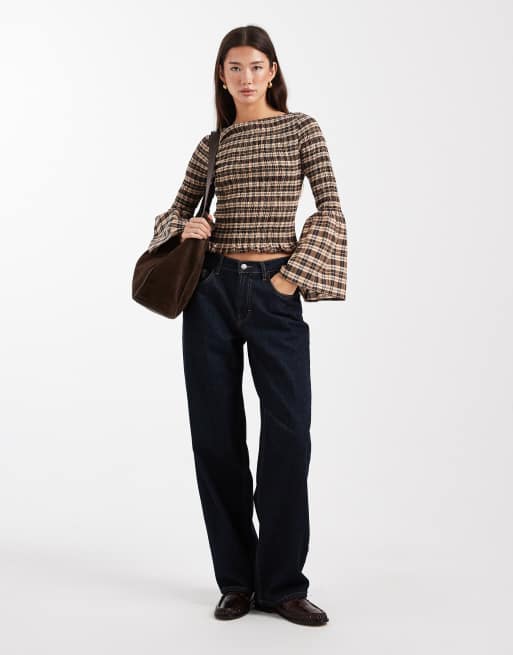 ASOS DESIGN - Gesmokte geruite top met uitlopende mouwen in bruin, 2 van 4