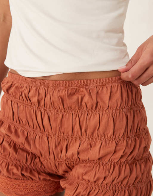 ASOS DESIGN – Gesmokte Hotpants in Rostrot mit doppellagiger Spitzenborte, 5 von 5