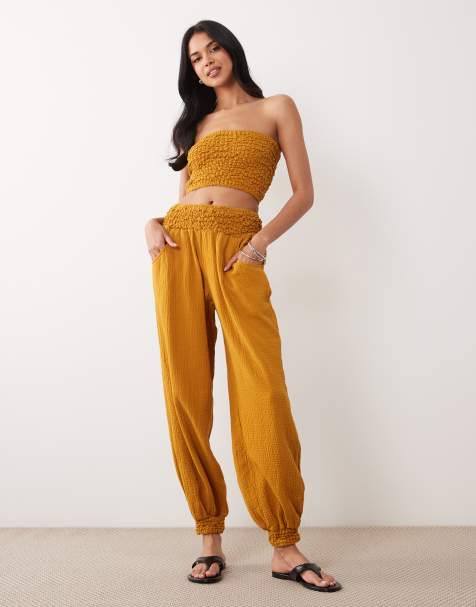 ASOS DESIGN – Gesmokte Jogginghose aus Musselinstoff in Toffee - view 1