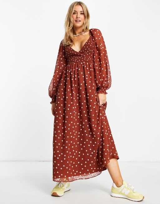 ASOS DESIGN - Gesmokte maxi wikkeljurk van dobbystof met ruches in bruin met stippenprint