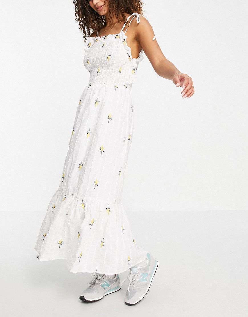 ASOS DESIGN - Gesmokte midi jurk met textuur en geborduurde bloemen in wit