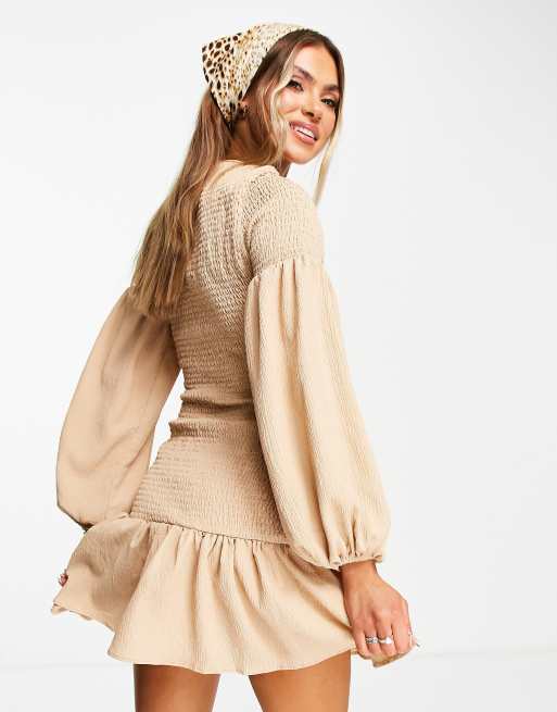 ASOS DESIGN - Gesmokte mini jurk met strook en wijde mouwen in beige, 2 van 4