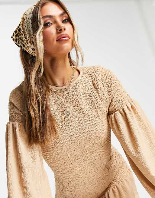 ASOS DESIGN - Gesmokte mini jurk met strook en wijde mouwen in beige, 3 van 4