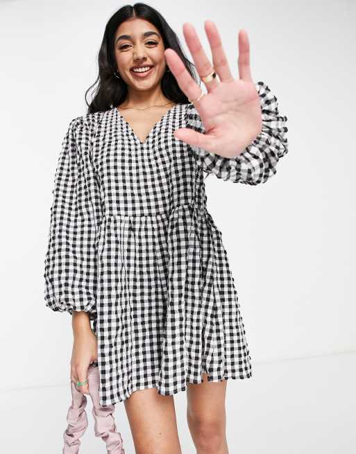 ASOS DESIGN - Gesmokte playsuit met pofmouwen en zwarte gingham ruit
