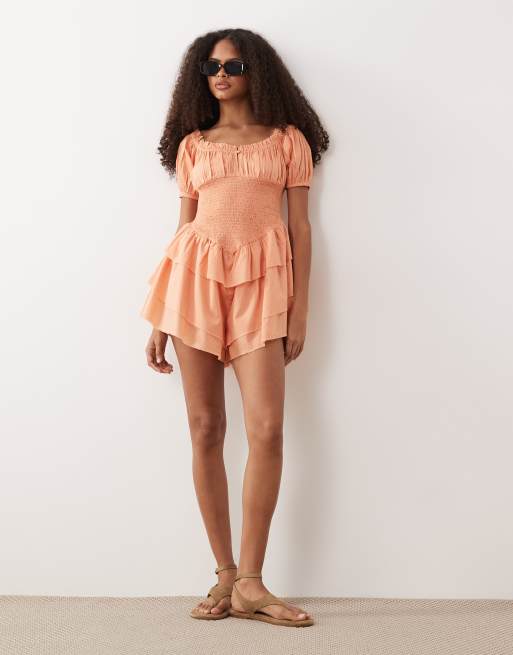 ASOS DESIGN - Gesmokte playsuit met short met ruches in koraaloranje
