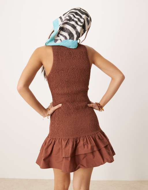 ASOS DESIGN - Gesmokte racer mini jurk met ruches aan de zoom in chocoladebruin, 2 van 4
