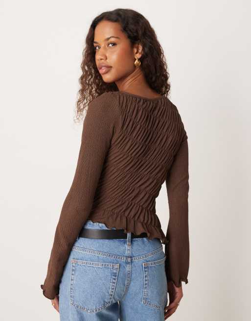 ASOS DESIGN - Gesmokte top met uitlopende lange mouwen in chocoladebruin, 4 van 4
