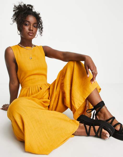 ASOS DESIGN Gesmokter Jumpsuit aus Leinen in Senfgelb mit Ruckenschnurung ASOS