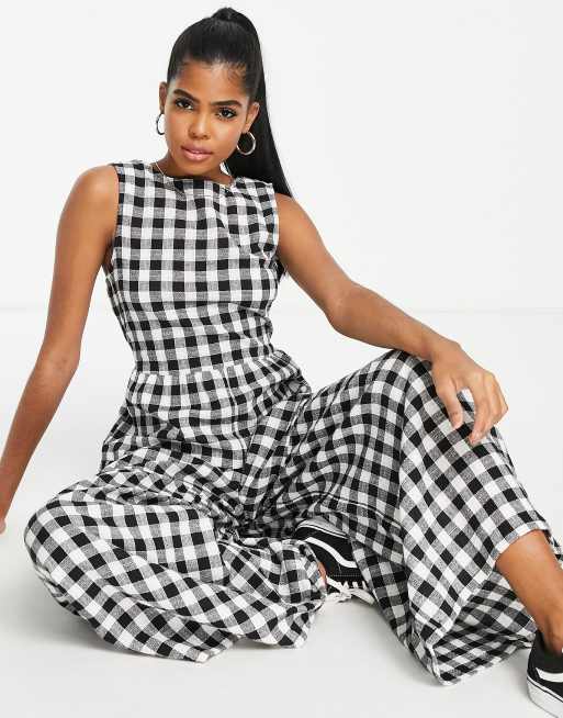 ASOS DESIGN – Gesmokter Jumpsuit mit schwarzem Karomuster und Schnürung hinten