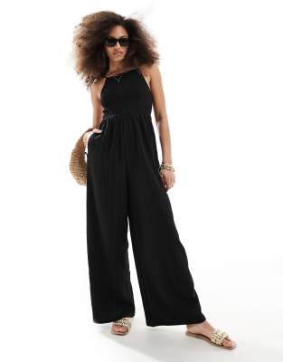 ASOS DESIGN - Gesmokter Neckholder-Jumpsuit in Schwarz