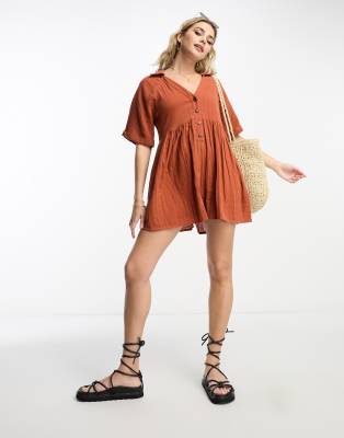 ASOS DESIGN - Gesmokter Playsuit in Rostrot mit Kragen und Knitterstruktur