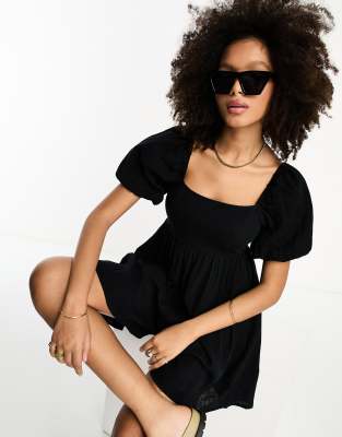 ASOS DESIGN - Gesmokter Playsuit mit Puffärmeln in Schwarz-Black