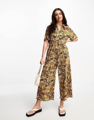 ASOS DESIGN - Gesmokter, plissierter Jumpsuit mit Blumenmuster und Kragen-Bunt