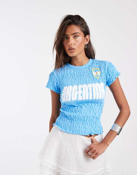 ASOS DESIGN – Gesmoktes, knapp geschnittenes T-Shirt in Blau mit Argentinien-Fußballprint - view 1