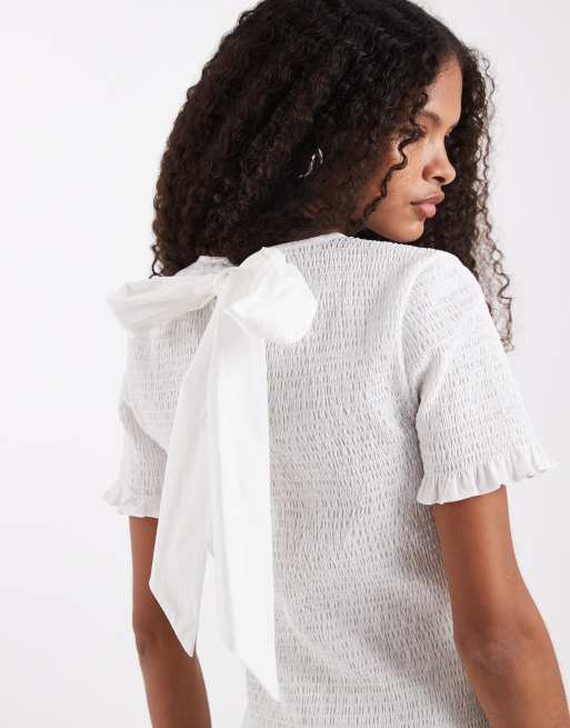 ASOS DESIGN – Gesmoktes, kurzärmliges Oberteil in Weiß mit Schleifendetail, 4 von 4