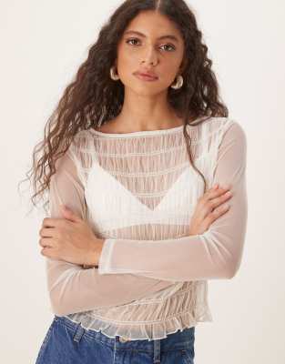 ASOS DESIGN – Gesmoktes, langärmliges Oberteil aus Tüll-Mesh in Creme - view 1