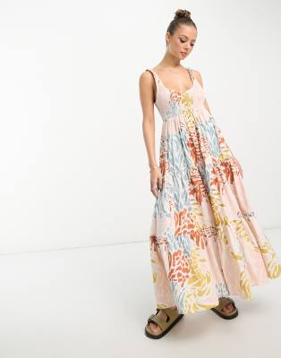 ASOS DESIGN - Gesmoktes Maxi-Sommerkleid mit Stufen-Design und Animal-Print-Bunt