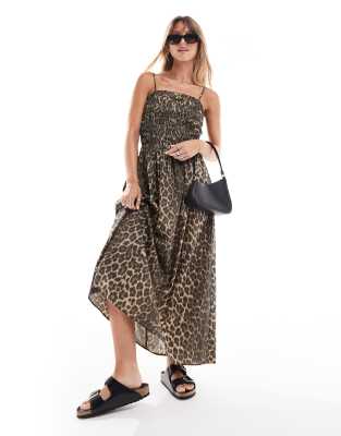 ASOS DESIGN - Gesmoktes Maxikleid aus Popeline mit Leopardenmuster-Brown