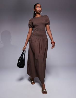ASOS DESIGN - Gesmoktes Maxikleid in Braun mit tiefer Taille