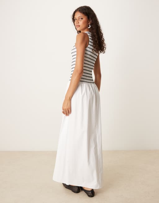 ASOS DESIGN – Gesmoktes Maxikleid in Weiß mit Kontrastnaht, 4 von 4