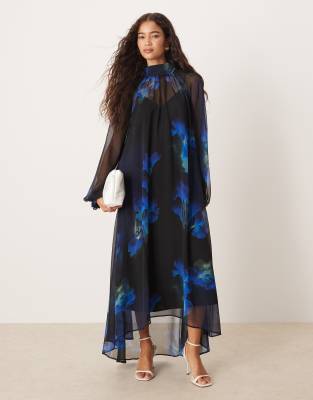 ASOS DESIGN - Gesmoktes Maxikleid mit Bindebändern am Ausschnitt, hinten längerem Saum und abstraktem Blumenmuster in Bl...
