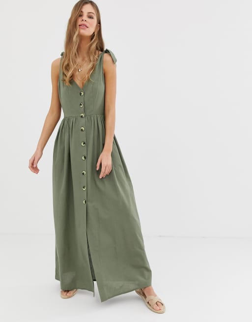 ASOS DESIGN – Gesmoktes Maxikleid mit geknöpftem Design