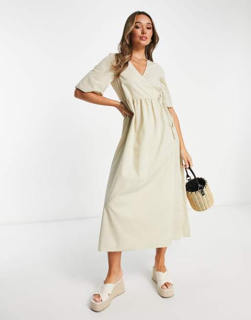 ASOS DESIGN – Gesmoktes Midi-Wickelkleid in Stein
