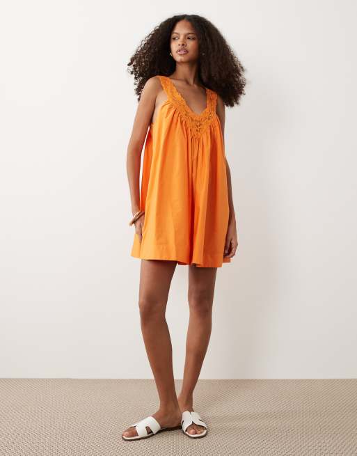 ASOS DESIGN – Gesmoktes Mini-Sommerkleid aus Popeline in Orange mit V-Ausschnitt und Spitzen-Overlay, 2 von 4