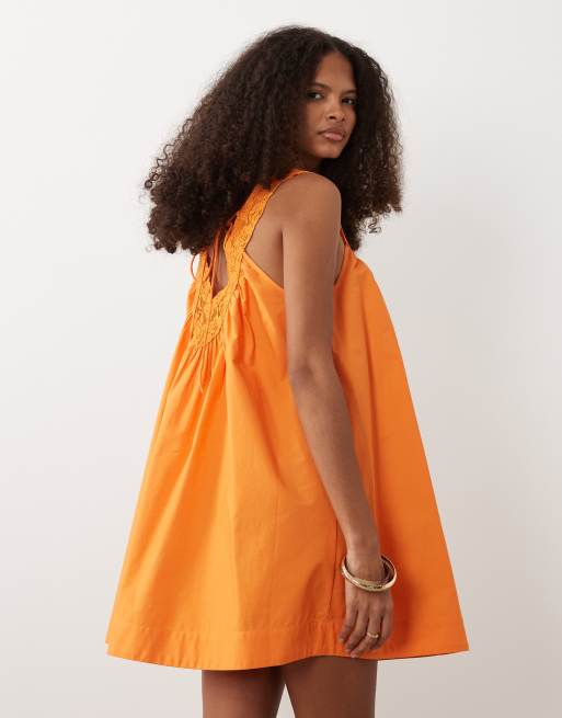 ASOS DESIGN – Gesmoktes Mini-Sommerkleid aus Popeline in Orange mit V-Ausschnitt und Spitzen-Overlay, 4 von 4
