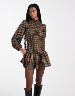 ASOS DESIGN - Gesmoktes Minikleid in Braun kariert mit tiefer Taille-Bunt