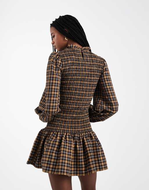 ASOS DESIGN – Gesmoktes Minikleid in Braun kariert mit tiefer Taille, 4 von 4