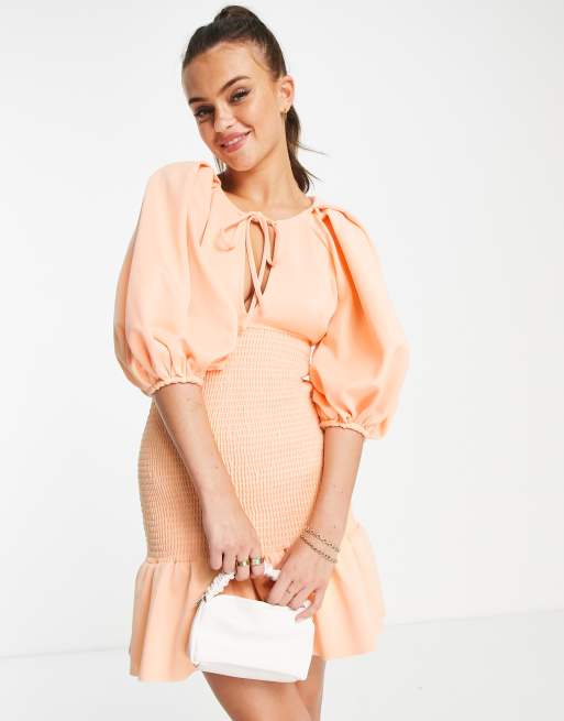 ASOS DESIGN – Gesmoktes Minikleid in Pfirsich mit Puffärmeln und Tropfenausschnitt, 4 von 4
