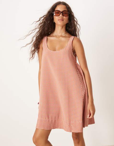 ASOS DESIGN – Gesmoktes Minikleid in Rot mit U-Ausschnitt und Vichy-Karos - view 1