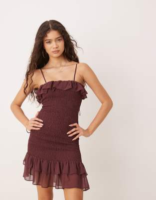 ASOS DESIGN - Gesmoktes Minikleid in Schokobraun mit gebundenen Trägern und Rüschen