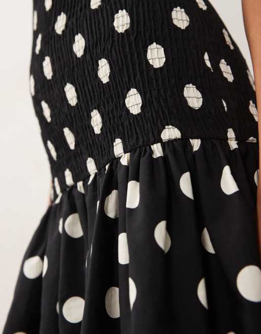 ASOS DESIGN – Gesmoktes Minikleid in Schwarz mit tiefer Taille und Polka Dots, 2 von 4
