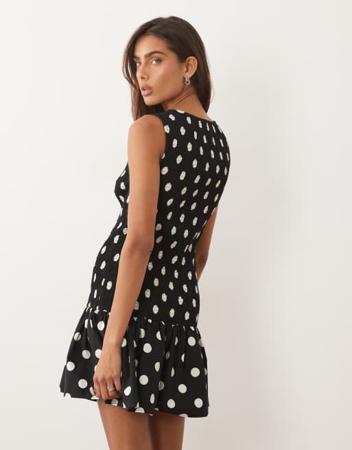 ASOS DESIGN – Gesmoktes Minikleid in Schwarz mit tiefer Taille und Polka Dots, 4 von 4