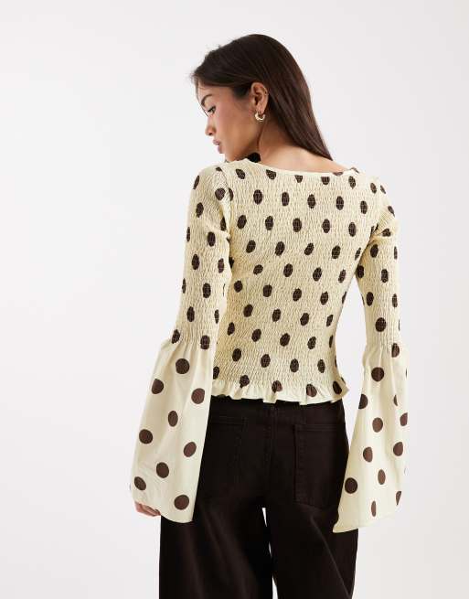 ASOS DESIGN – Gesmoktes Oberteil in Buttermilchgelb mit Punktemuster und Trompetenärmeln, 2 von 4