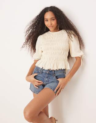 ASOS DESIGN - Gesmoktes Oberteil in Cremeweiß mit gerafften Ärmeln und geraffter Taille