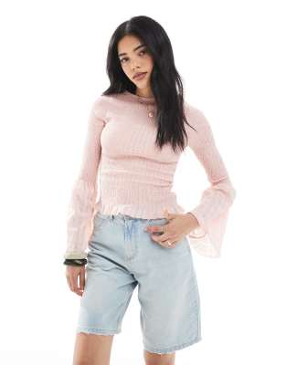ASOS DESIGN - Gesmoktes Oberteil in Rosa mit Trompetenärmeln