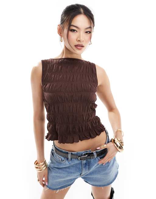ASOS DESIGN – Gesmoktes Oberteil in Schokoladenbraun mit Schlitz-Ausschnitt